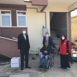 Sayın Valimiz Türker ÖKSÜZ'ün talimatları ile İl Müdürlüğümüze bağlı Vefa Sosyal Destek ekipleri Engelliler Haftası münasebetiyle Engelli vatandaşlarımızı ziyaret etmiş ihtiyaç sahiplerine tekerlekli sandalye ve gıda kolisi vermiştir. - fotoğraf 1