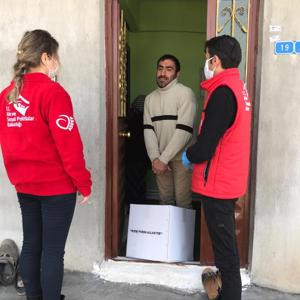 Sayın Valimiz Türker ÖKSÜZ'ün talimatları ile İl Müdürlüğümüze bağlı Vefa Sosyal Destek ekipleri Engelliler Haftası münasebetiyle Engelli vatandaşlarımızı ziyaret etmiş ihtiyaç sahiplerine tekerlekli sandalye ve gıda kolisi vermiştir. - fotoğraf 4