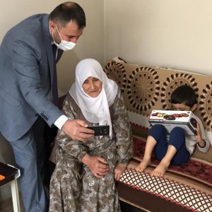 İl Müdürümüz Tarık KUŞMAN ve İl Müdür Yardımcımız Fikret YAVUZ Şehit Ailesini ve Engelli Ailesini Ziyaret Ederek Vali BİLMEZ  ve eşi Meral BİLMEZ Telekonferans Görüşmesi İle Şehit Ailesi ve Engelli Ailesinin Bayramını Kutladı - fotoğraf 4