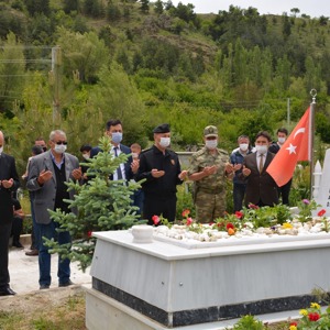 İs. Uzm. Onb. Yasin ÇUBUK, şehadetinin yıl dönümünde Balçıkhisar’daki baba evinde ve mezarı başında edilen dualarla anıldı.  - fotoğraf 2