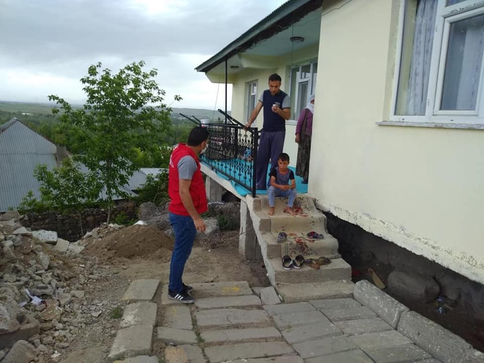 Alınan tedbirler neticesinde evlerinden çıkamayan 65 yaş üstü ve kronik rahatsızlığı bulunan vatandaşlarımıza hizmet etmeye devam ediyoruz