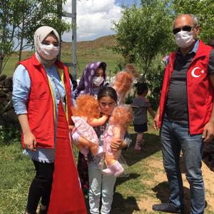 Yedisu ve Karlıova İlçelerinde Depremzede Çocuklarımızın Yüzü Hediye Edilen Oyuncaklarla Güldü - fotoğraf 8