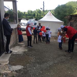 Yedisu ve Karlıova İlçelerinde Depremzede Çocuklarımızın Yüzü Hediye Edilen Oyuncaklarla Güldü - fotoğraf 6