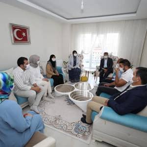 Vali Bilmez ile eşi Hanımefendi Meral Bilmez ve İl Müdürümüz Tarık Kuşman, Babalar Günü'nde Şehit Babalarımızı Yalnız Bırakmadı - fotoğraf 2