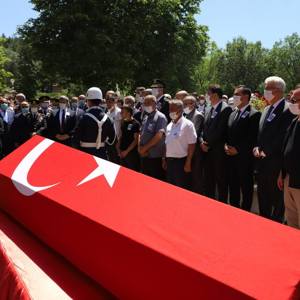 Sakarya’da yaşanan elim olayda şehit düşen J. Uzm. Onb. Fatih Manga, İmaret Camiinde İçişleri Bakanı Sayın Süleyman Soylu, Sayın Valimiz Gökmen Çiçek, Milletvekilleri, Belediye Başkanı, İl Müdürümüz, protokol üyeleri ve vatandaşların katıldığı cenaze töreninin ardından son yolculuğuna uğurlandı. - fotoğraf 2