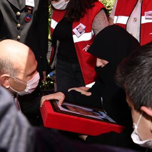 Sakarya’da yaşanan elim olayda şehit düşen J. Uzm. Onb. Fatih Manga, İmaret Camiinde İçişleri Bakanı Sayın Süleyman Soylu, Sayın Valimiz Gökmen Çiçek, Milletvekilleri, Belediye Başkanı, İl Müdürümüz, protokol üyeleri ve vatandaşların katıldığı cenaze töreninin ardından son yolculuğuna uğurlandı. - fotoğraf 4