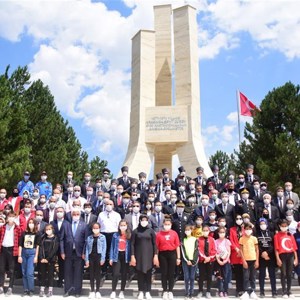 15 Temmuz Şehitlerini Anma, Demokrasi Ve Milli Birlik Günü Etkinliklerinde Şehitlik Ziyareti Gerçekleştirildi - fotoğraf 1