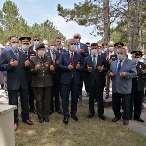 15 Temmuz Şehitlerini Anma, Demokrasi Ve Milli Birlik Günü Etkinliklerinde Şehitlik Ziyareti Gerçekleştirildi - fotoğraf 5