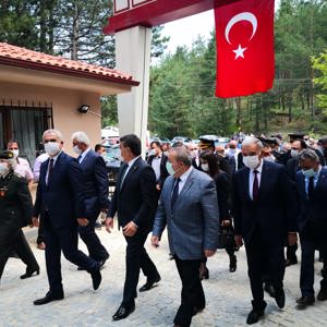 15 Temmuz Şehitlerini Anma, Demokrasi Ve Milli Birlik Günü Etkinliklerinde Şehitlik Ziyareti Gerçekleştirildi - fotoğraf 2