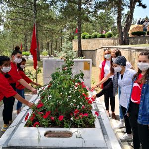15 Temmuz Şehitlerini Anma, Demokrasi Ve Milli Birlik Günü Etkinliklerinde Şehitlik Ziyareti Gerçekleştirildi - fotoğraf 10