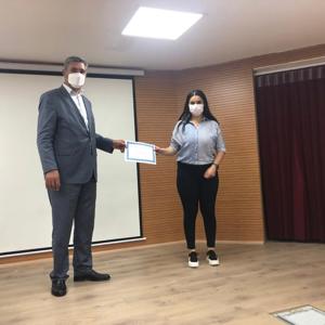 Bakanlığımız Şehit Yakınları ve Gaziler Genel Müdürlüğü tarafından koordine edilen ve kuruluşlarımızda kalan gençler arasında yapılan "Gençlerimizin Gözüyle 15 Temmuz " konulu şiir ve resim yarışmasında dereceye girenlere ödülleri İl Müdürümüz Doğan YİLDİZ'in da katıldığı programda takdim edildi - fotoğraf 1