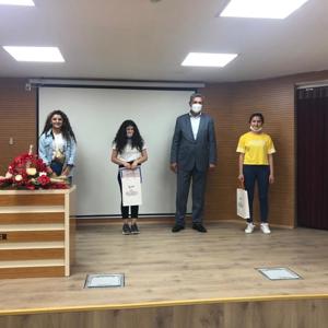 Bakanlığımız Şehit Yakınları ve Gaziler Genel Müdürlüğü tarafından koordine edilen ve kuruluşlarımızda kalan gençler arasında yapılan "Gençlerimizin Gözüyle 15 Temmuz " konulu şiir ve resim yarışmasında dereceye girenlere ödülleri İl Müdürümüz Doğan YİLDİZ'in da katıldığı programda takdim edildi - fotoğraf 8
