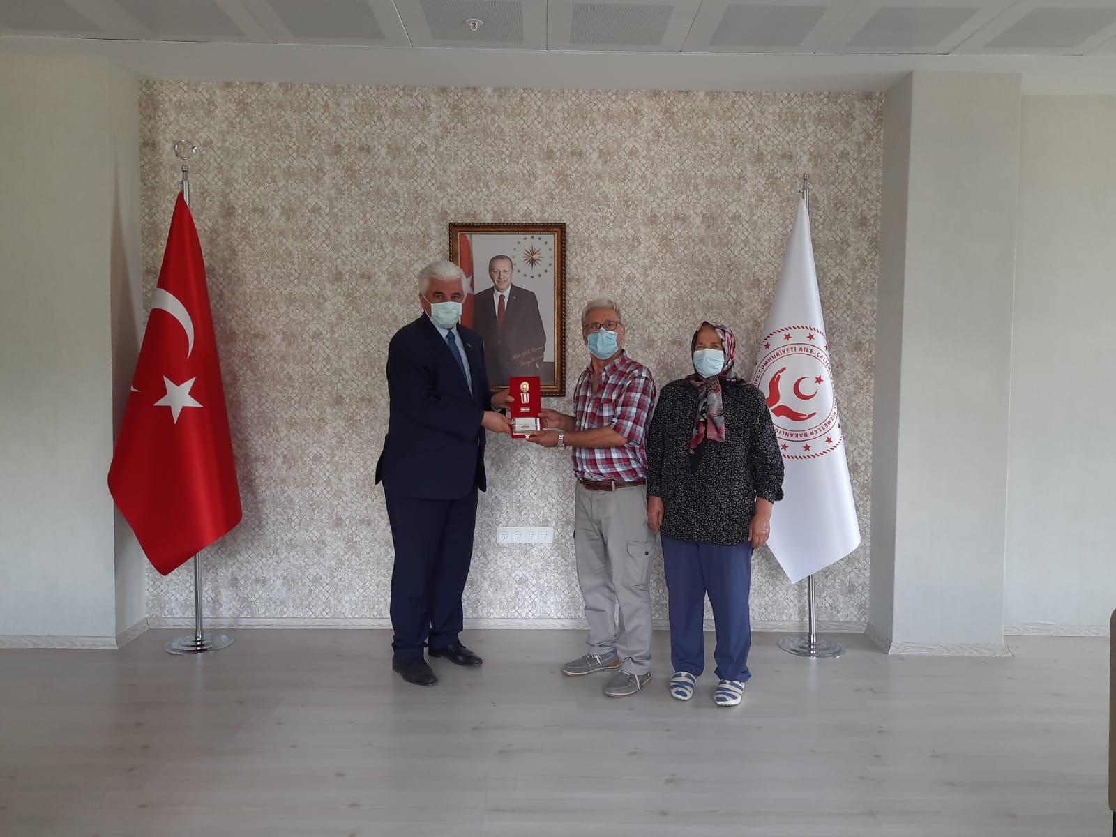 Kıbrıs Barış Harekatının 46 'ncı yıl dönümünde Kıbrıs gazisine madalya takdim edildi