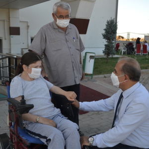 İl Müdürümüz  2 yıldır evden dışarı çıkamayan 37 yaşındaki bedensel engelli Feray Yılmaz'ı evinde ziyareti etti - fotoğraf 2