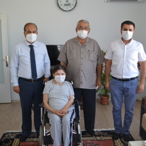 İl Müdürümüz  2 yıldır evden dışarı çıkamayan 37 yaşındaki bedensel engelli Feray Yılmaz'ı evinde ziyareti etti - fotoğraf 3