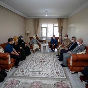 İl Müdürümüz Tarık Kuşman, Vali Mehmet Emin Bilmez, Eşi Meral Bilmez ve Beraberindeki Protokol ile Şehit Ailelerini Ziyaret Ettiler - fotoğraf 3