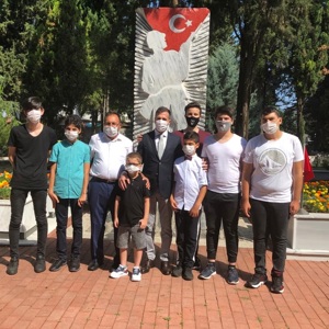 Çocuk Evlerimizdeki Gençlerimiz Şehitlik Ziyaretinde Bulundu - fotoğraf 1