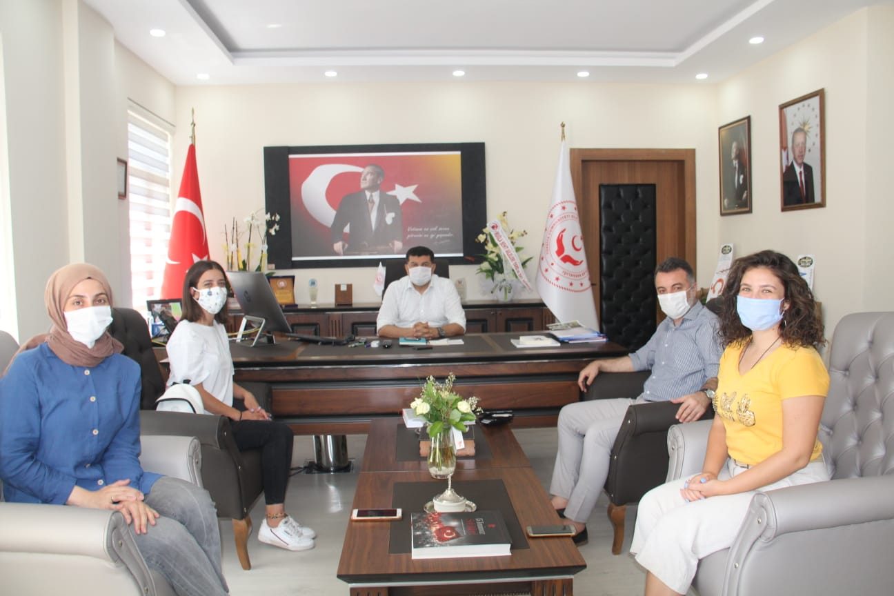 Muğla Gazeteciler Cemiyeti Başkanı ve muhabir arkadaşları İl Müdürümüz Seyfi BOZÇELİK'i makamında ziyaret ettiler.