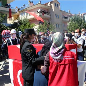 ŞEHİDİMİZ JANDARMA UZMAN ÇAVUŞ BURAK TOK SON YOLCULUĞUNA UĞURLANDI - fotoğraf 2