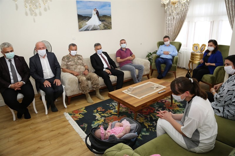 Vali Enver Ünlü ve Eşi Hanımefendi Sema Ünlü'den Şehit Ailelerine Bayram Ziyaretleri