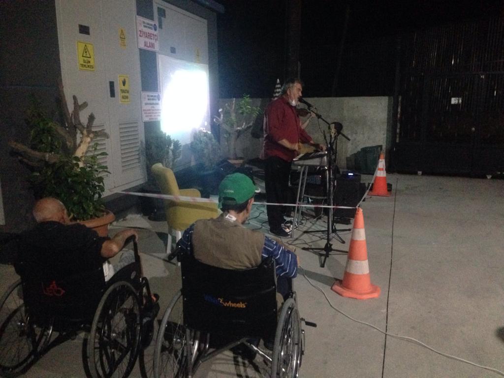 Patlamış Mısır ve Gazoz Eşliğinde Açık Havada Müzik Şöleni Keyfi. “Engelleri kaldırıyoruz, hayata renk katıyoruz.”