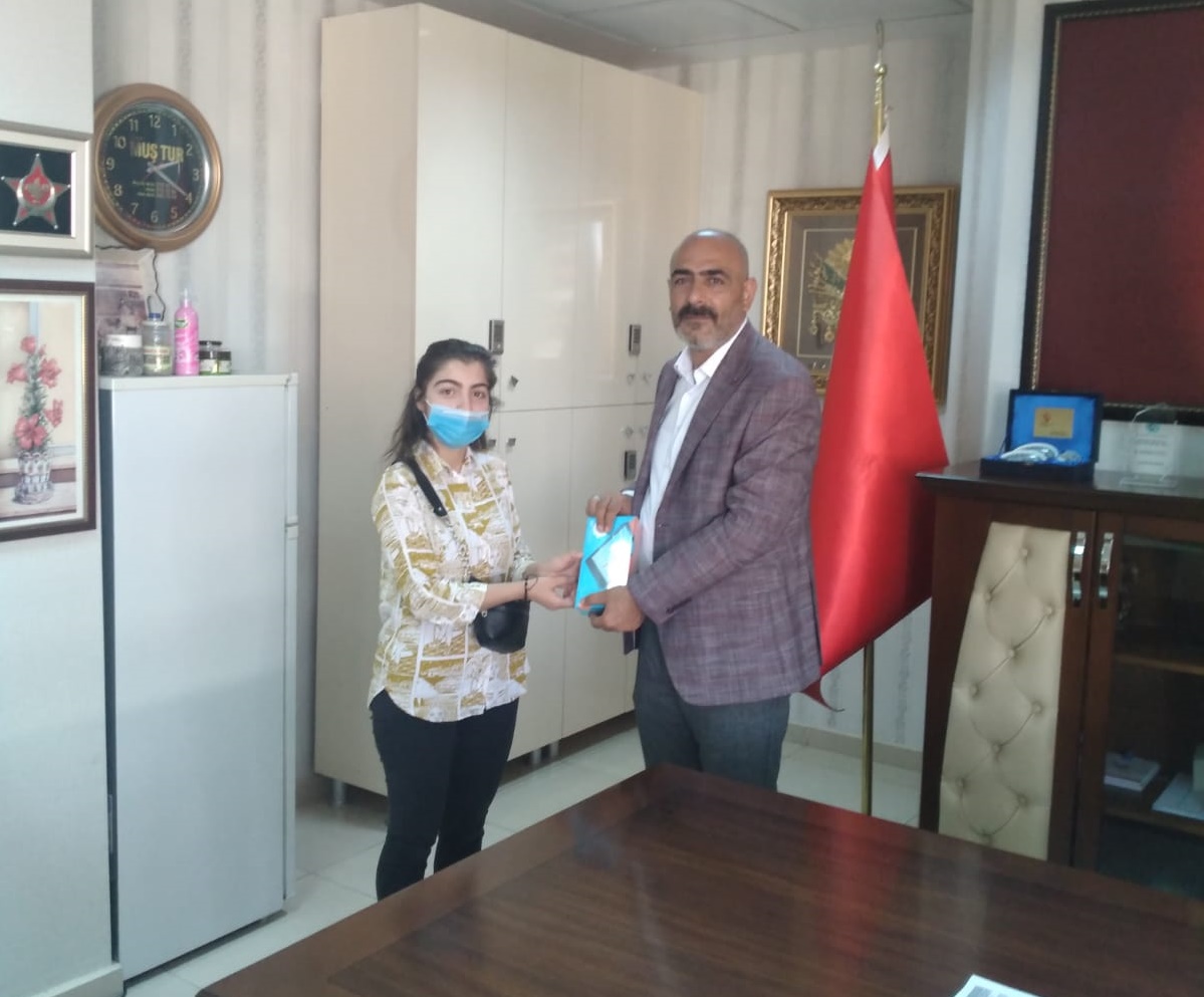 Muş Alparslan Üniversitesi, Mimarlık ve Dekoratif Sanatlar Bölümü'nü kazanan kızımıza İl Müdürümüz Sayın Abdulbari AKSOY tarafından tablet hediye edildi.