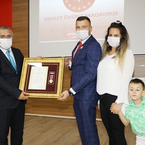 Devlet Övünç Madalyaları ve Beratları Şehit Yakınları ve Gazilere Takdim Edildi - fotoğraf 3