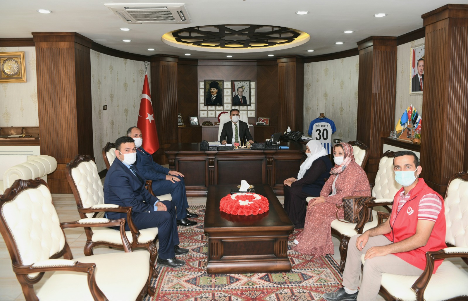 Kıbrıs Gazisinin Eşine Milli Mücadele Madalyası Ve Beratı Tevcih Edildi