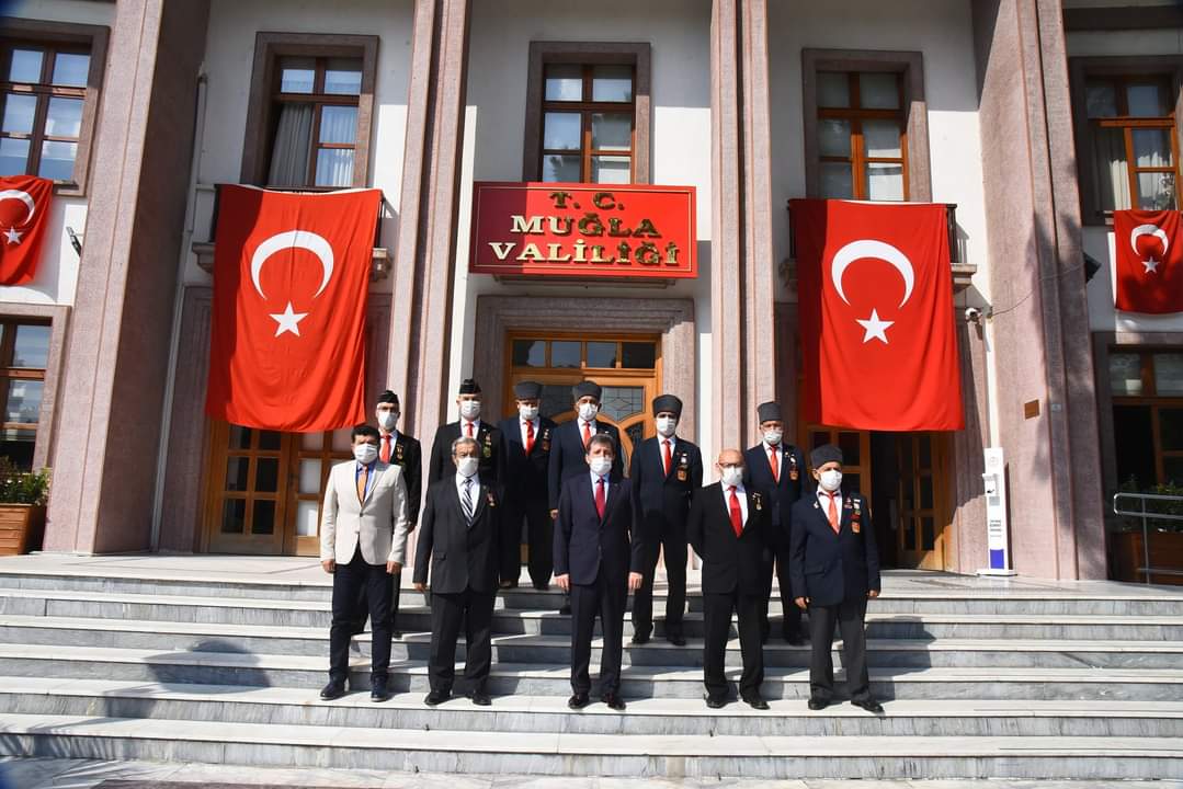 İl Müdürümüz Seyfi BOZÇELİK ve Gaziler Dernek Başkanları ve üyeleri, 19 Eylül Gaziler Günü dolayısıyla Valimiz Orhan Tavlı'yı makamında ziyaret etti.