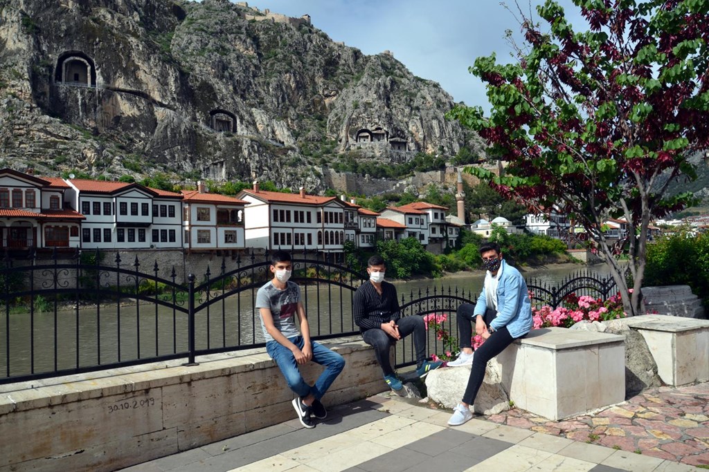 Aile, Çalışma ve Sosyal Hizmetler Bakanlığımızdan Ailelere “Ergen Rehberi