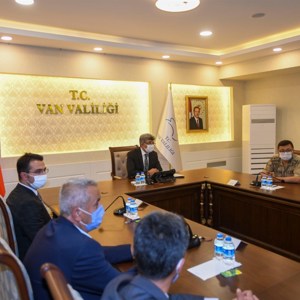 Vali Bilmez, Şehit Ailelerine ve Gaziye Devlet Övünç Madalyası ve Beratını Tevdi Etti - fotoğraf 7