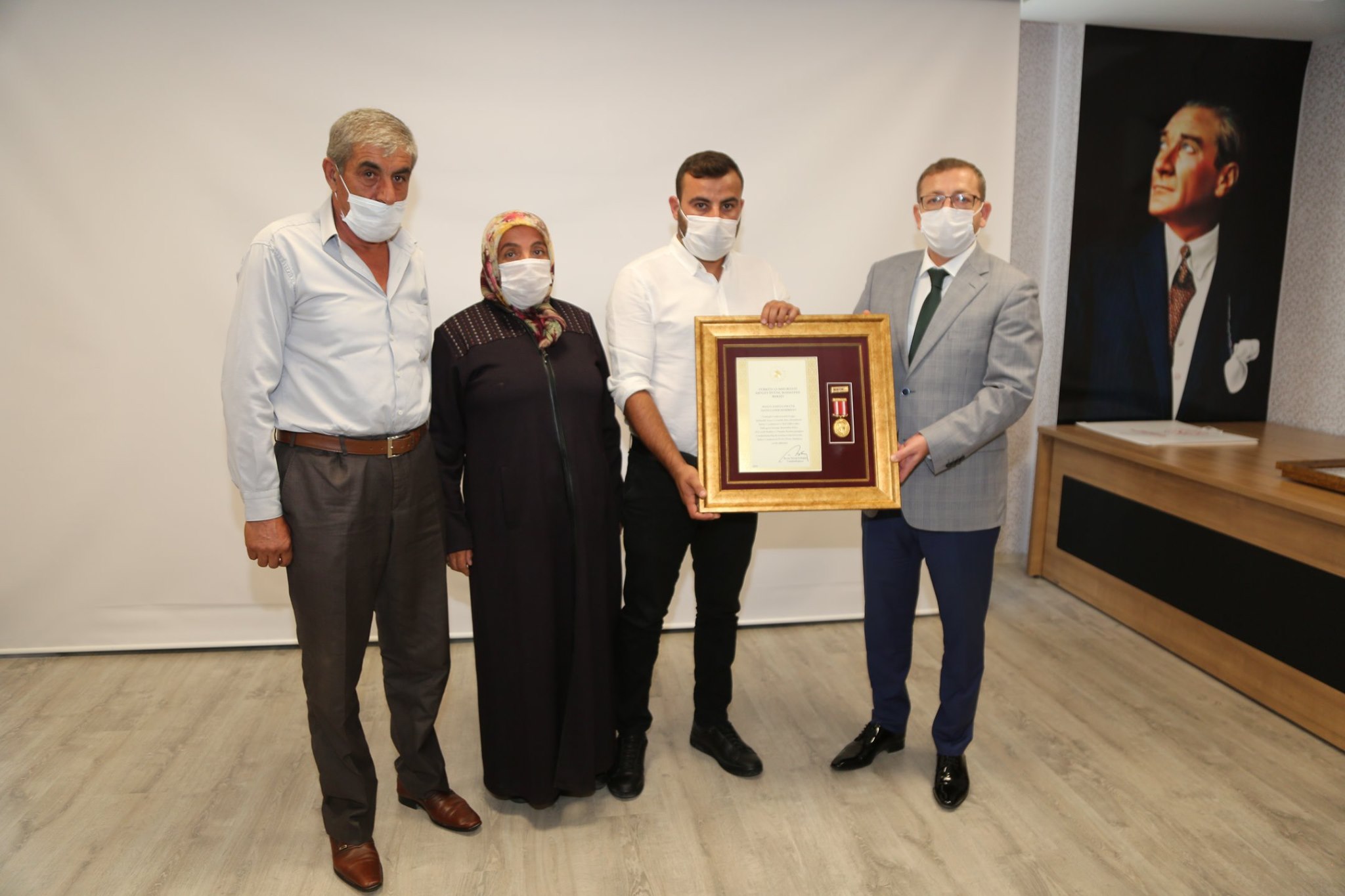 Valimiz Ziya POLAT Tarafından Şehit Yakınları ile Gazi ve Gazi Yakınlarına Devlet Övünç Madalyası