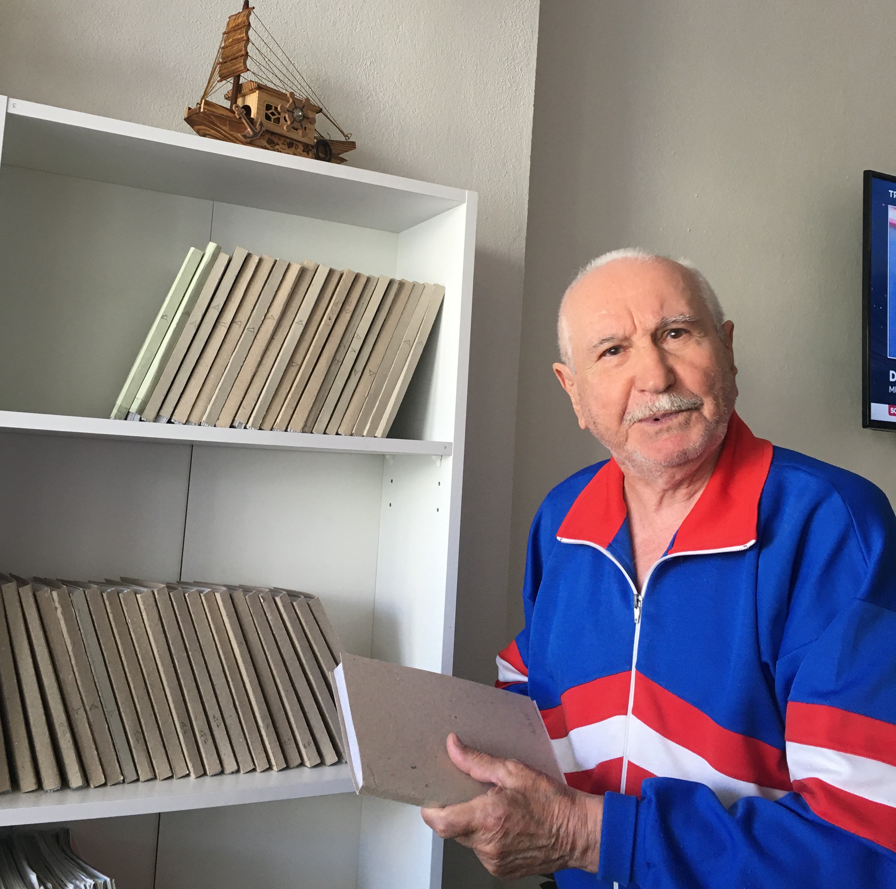 Lüleburgaz Ramazan Yaman Huzurevi sakinlerimizden Ramazan AVCI, 30 yıldır biriktirip kitap haline getirdiği gazete haberleri ile kuruluş kütüphanesine katkı sağlamıştır.