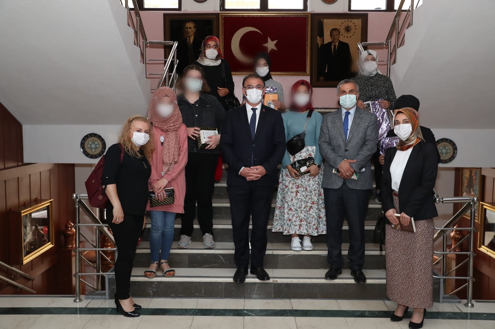 Yüreklerde Minnet, Dillerde Vali Baba