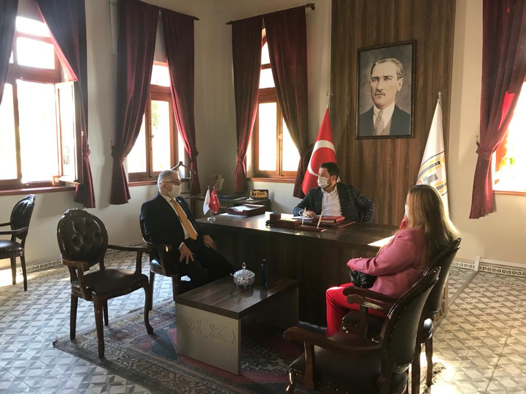 Kırklareli Aile, Çalışma ve Sosyal Hizmetler İl Müdürü Faruk Uysal ve heyeti; Pınarhisar Belediye Başkanı İhsan TALAY’ı makamında ziyaret ettiler.