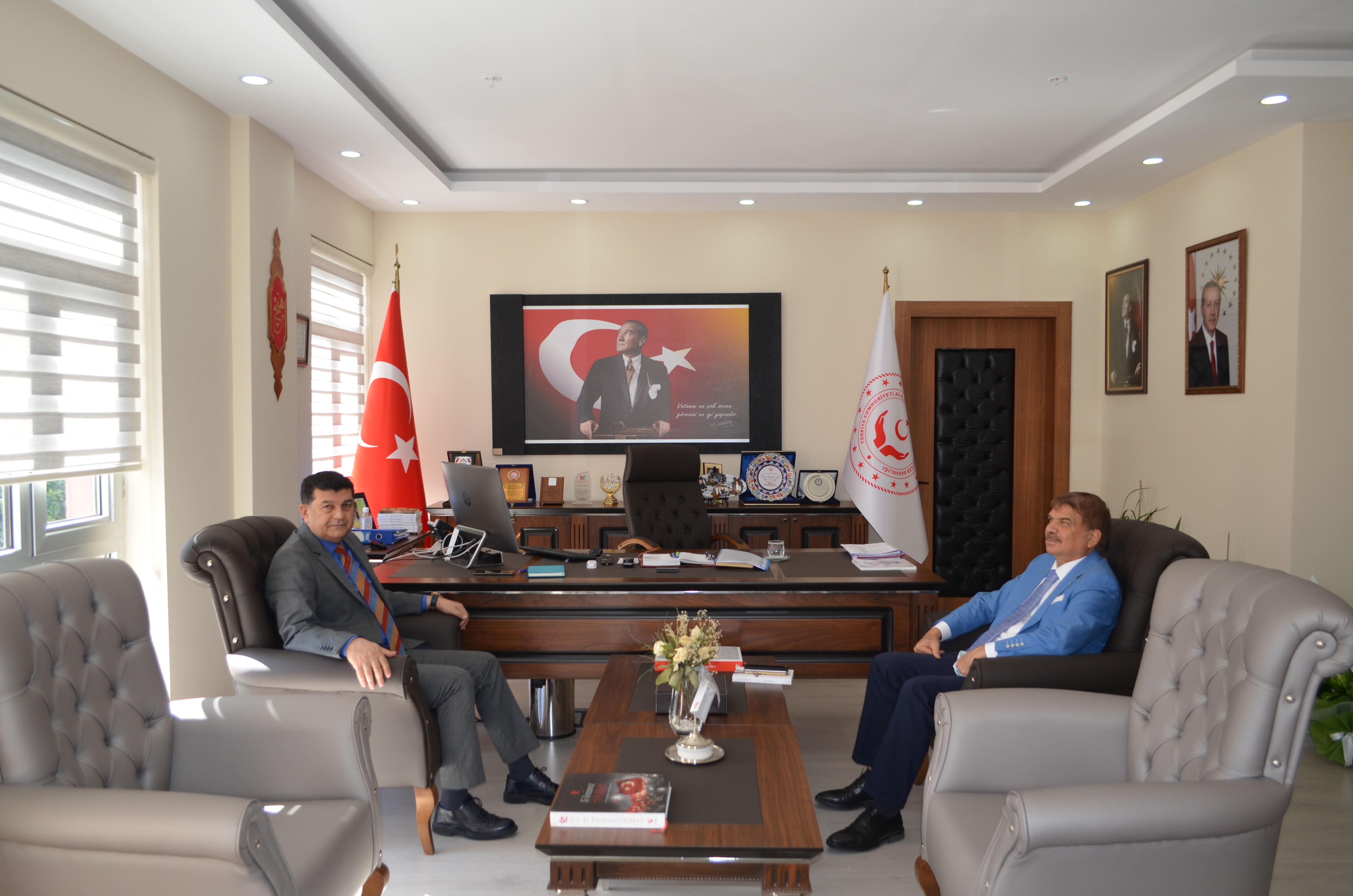 Muğla İl Müftüsü İbrahim ÖCÜT, İl Müdürümüz Seyfi BOZÇELİK'i makamında ziyaret etti. 