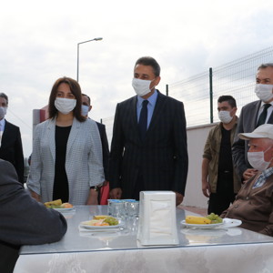 Valimiz Sayın Erol Karaömeroğlu Ve Eşi Filiz Karaömeroğlu Hanımefendi Huzurevi’ni Ziyaret Etti - fotoğraf 2