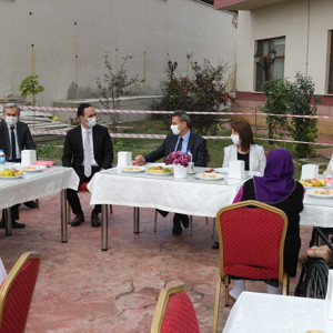 Valimiz Sayın Erol Karaömeroğlu Ve Eşi Filiz Karaömeroğlu Hanımefendi Huzurevi’ni Ziyaret Etti - fotoğraf 9
