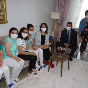 Valimiz Sayın Erol Karaömeroğlu ve Eşi Filiz Karaömeroğlu Hanımefendi Umut Evimizde Kalan Çocuklarımızla Bir Araya Geldi - fotoğraf 1