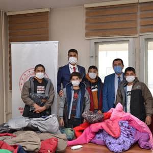 Sokakta çalışan çocuklara mont ve bot desteği - fotoğraf 2