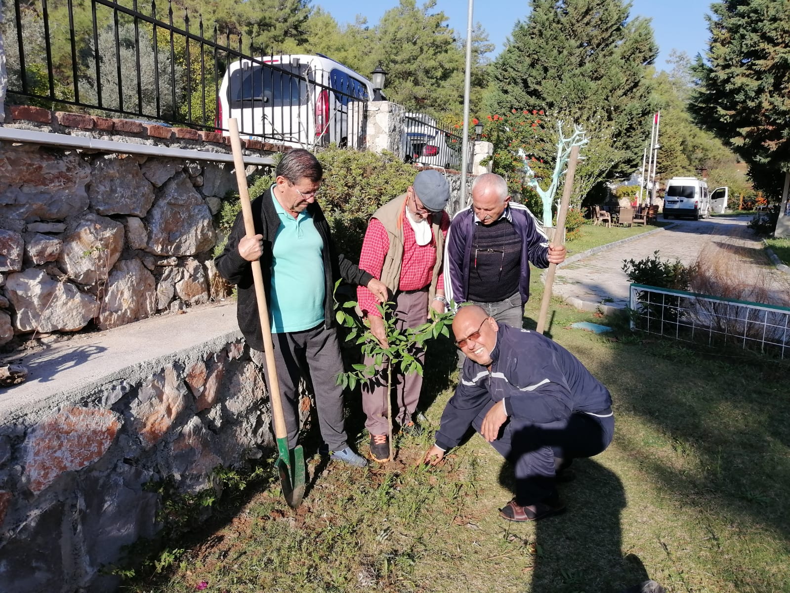 Shçek-Fethiye Belediyesi Huzurevi sakinleri bahçelerine kendi elleriyle fidan dikerek yaşam alanlarını yeşillendirdiler.