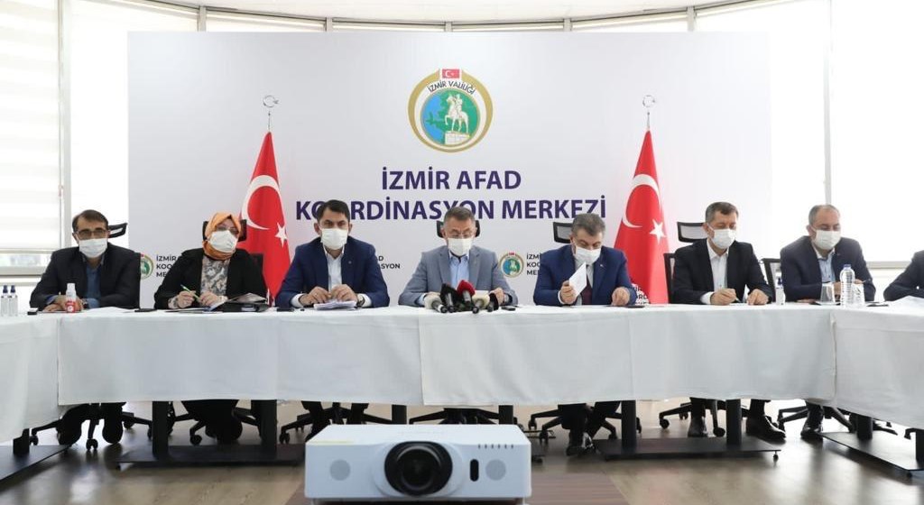 Bakan Selçuk, İzmir’de Depremin Yaşandığı Bölgede İncelemelerde Bulundu