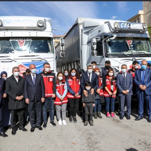 Valiliğimiz Öncülüğünde Yardım Tırları Ve Psikosoyal Destek Ekibimiz, İzmir'de Yaşanan Depremden Etkilenen Vatandaşlara Psikososyal Destek Sunmak İçin Yola Çıktı - fotoğraf 1