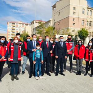 Valiliğimiz Öncülüğünde Yardım Tırları Ve Psikosoyal Destek Ekibimiz, İzmir'de Yaşanan Depremden Etkilenen Vatandaşlara Psikososyal Destek Sunmak İçin Yola Çıktı - fotoğraf 2