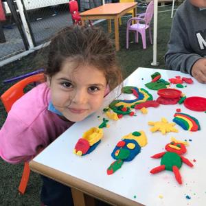 Valiliğimiz Öncülüğünde Yardım Tırları Ve Psikosoyal Destek Ekibimiz, İzmir'de Yaşanan Depremden Etkilenen Vatandaşlara Psikososyal Destek Sunmak İçin Yola Çıktı - fotoğraf 5