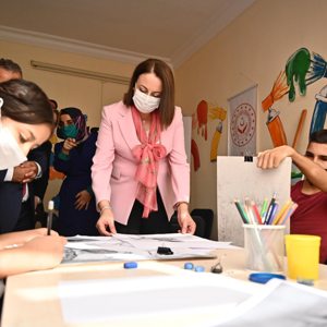 Sayın Valimizin Eşi Çocuk Sanat Atölyesini Ziyaret Etti - fotoğraf 4