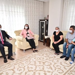 Sayın Valimiz Dr. Erdinç Yılmaz ve Eşi Şenay Yılmaz Koruyucu Aileleri Ziyaret Etti - fotoğraf 1