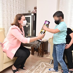 Sayın Valimiz Dr. Erdinç Yılmaz ve Eşi Şenay Yılmaz Koruyucu Aileleri Ziyaret Etti - fotoğraf 3