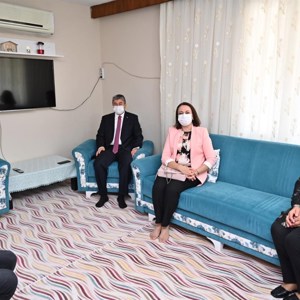 Sayın Valimiz Dr. Erdinç Yılmaz ve Eşi Şenay Yılmaz Koruyucu Aileleri Ziyaret Etti - fotoğraf 6