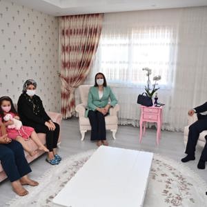 Sayın Valimiz Dr. Erdinç Yılmaz, Eşi Şenay Yılmaz, Şehidimiz Piyade Uzman Çavuş Halis Özcengiz’in Ailesini Ziyaret Etti - fotoğraf 1